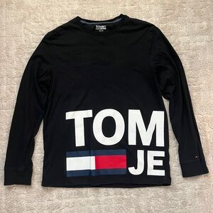 Tommy Hilfiger Long-Sleeve Graphic Tee